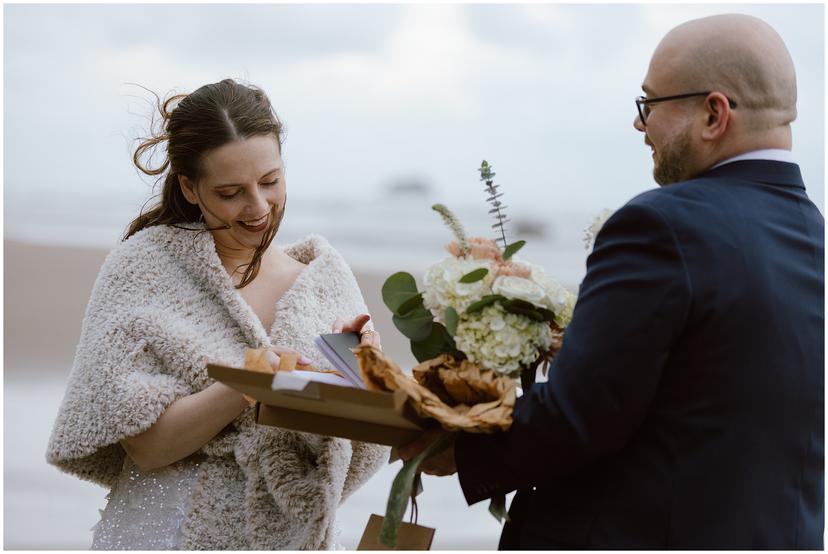 hug-point-elopement-lj-1052