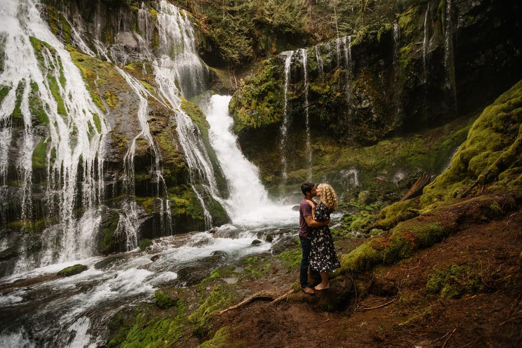 Panther-Creek-Falls-Engagement-Photos
