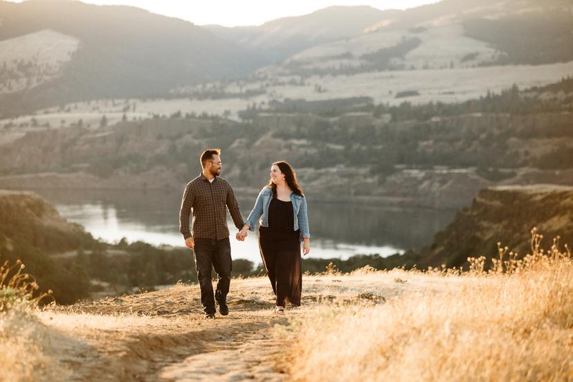 Rowena-Crest-Columbia-River-Gorge-Engagement-Photos