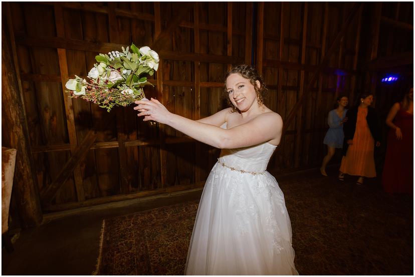 tin-roof-barn-wedding-rb_6050