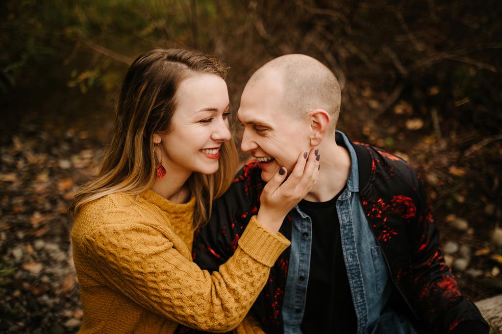 You Can't Miss These Best Poses for Your Engagement Photography
